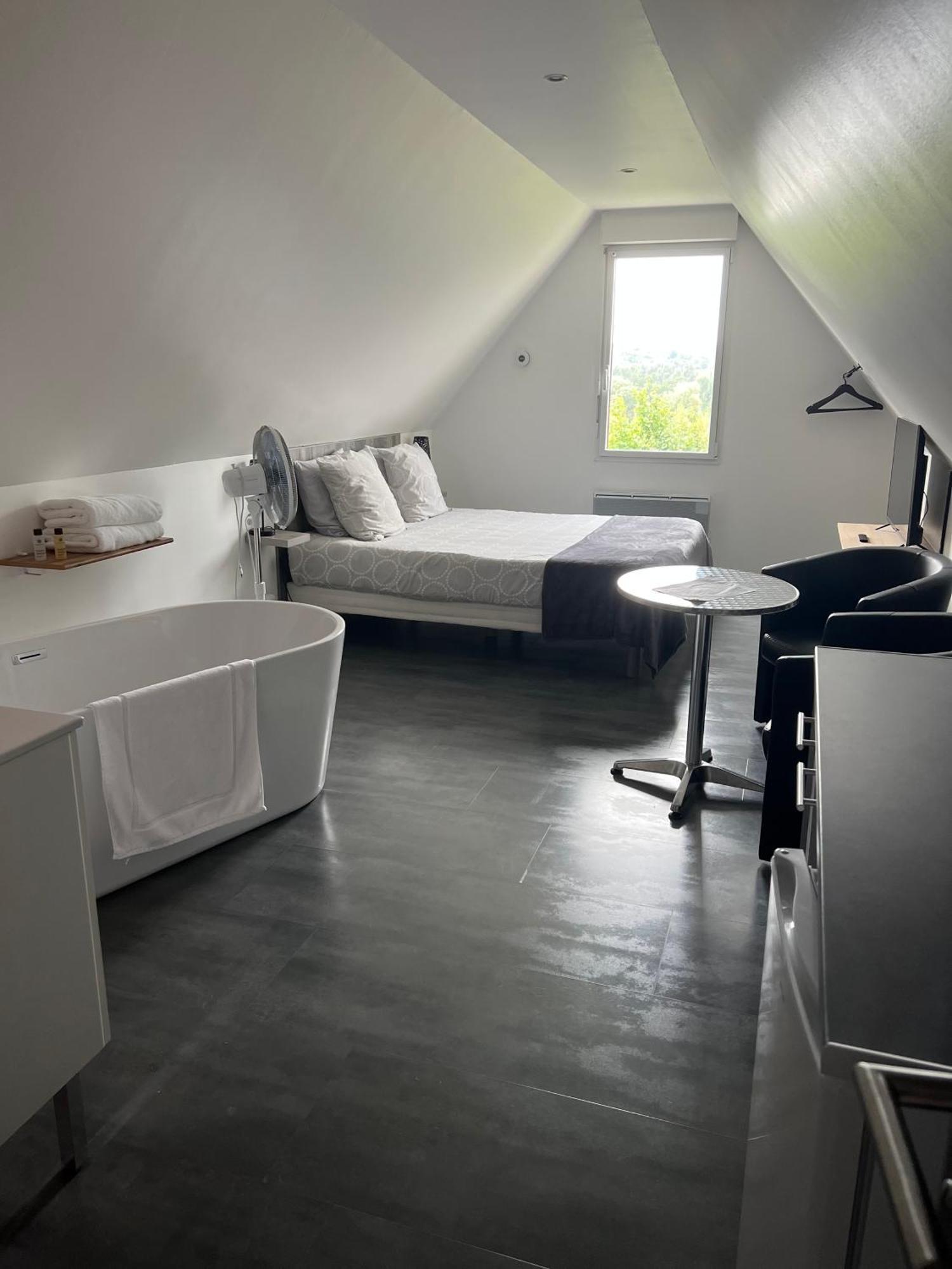 Bed and Breakfast Aux Charmes Isques Exteriér fotografie